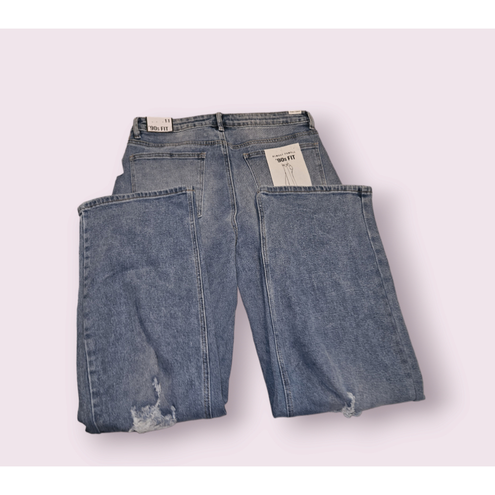 Almost Famous 90's Fit Baggy Jeans Women's Size 11 NEW - Picture 3 of 12